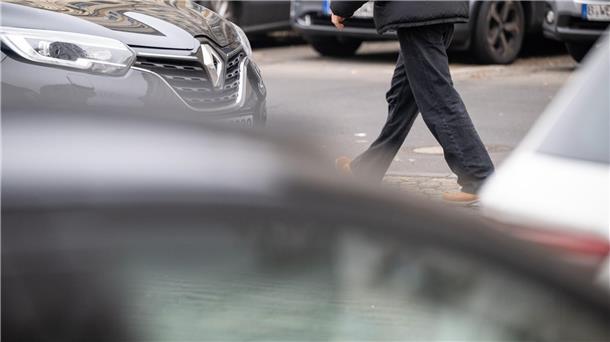 Fachleute warnen, dass Fußgänger wegen falsch geparkter Autos oft erst spät gesehen werden. (Archivbild)