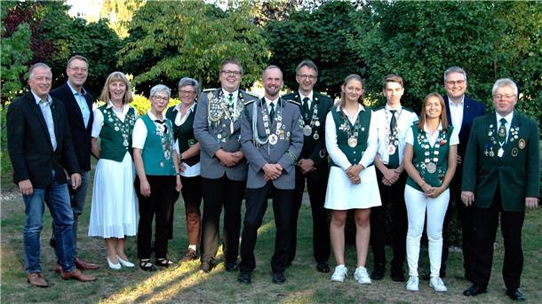 Fachwart Holger Rubach und Landrat Marco Prietz (rechts), sowie die Bürgermeister Lars Rosebrock und Henning Fricke präsentieren in Gyhum die neuen Kreismajestäten.