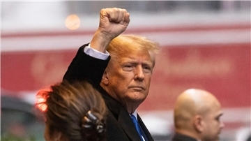 Fällt im Prozess durch Meinungsäußerungen störend auf: Ex-US-Präsident Donald Trump scheint das Verfahren für seinen Wahlkampf zu nutzen.