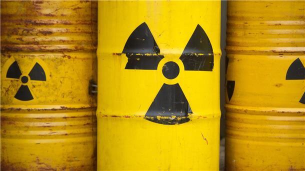 Suche nach Tausenden Atommüll-Fässern im Atlantik beginnt Fässer mit einem Zeichen für Radioaktivität