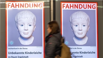 Fahndungsplakat mit dem rekonstruierten Bild des toten Jungen.