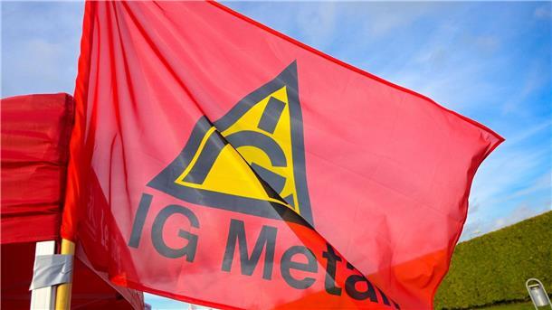 Warnstreiks im Kfz-Gewerbe noch vor Ostern angekündigt Fahne mit Logo der IG Metall an einem Stand bei einem Streik.