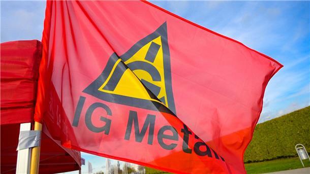 Fahne mit Logo der IG Metall an einem Stand bei einem Streik.