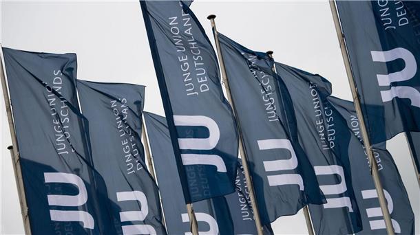 Auftakt Deutschlandtag der Jungen Union Fahnen mit dem Logo der Jungen Union (JU) wehen beim Deutschlandtag der Jungen Union im Wind.