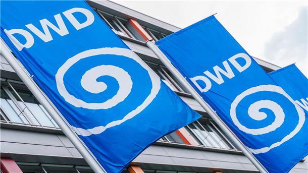 Orkantief an Ärmelkanal nur abgeschwächt in Niedersachsen Fahnen mit dem Logo des Deutschen Wetterdienstes (DWD) flattern vor der Behörde.