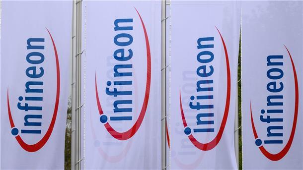 Infineon verdient kräftig und investiert in Malaysia Fahnen mit dem Logo von Infineon wehen vor dem Werk des Chipherstllers in Dresden im Wind.