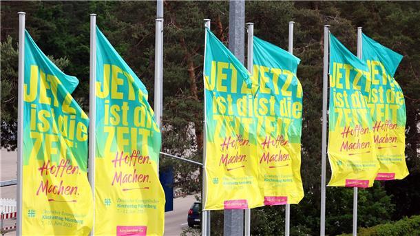 Evangelische Kirchentag hat begonnen Fahnen wehen vor dem Messezentrum in Nürnberg, wo heute der 38. Evangelische Kirchentag beginnt.
