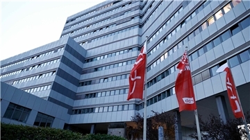 Fahnen wehen vor der Fassade des Senders Rundfunk Berlin-Brandenburg (RBB) am Sitz an der Masurenallee in Berlin.