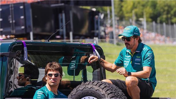 Alonso und Hamilton: Formel-1-Altmeister am Scheideweg Fahren diese Saison oft hinterher: Fernando Alonso (r) und Aston-Martin-Kollege Lance Stroll.