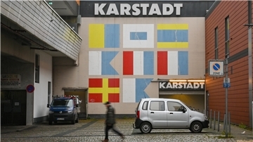 Fahren hier in ein paar Jahren wieder Autos und Busse? Die Stadtplaner denken offenbar daran, die Straße Am Alten Hafen wieder zu öffnen, wenn das Karstadt-Kaufhaus abgerissen ist.
