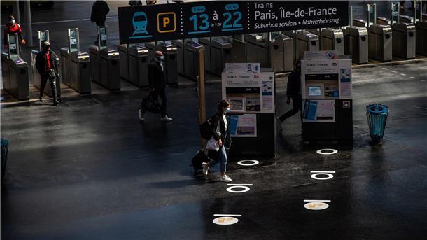 Zugchaos, Flugausfälle: Frankreich vor großem Streik Fahrgäste gehen durch die Halle des Pariser Bahnhofs „Gare du Nord“.