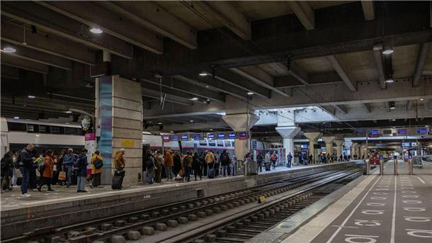 Bilder des Tages Fahrgäste warten am Bahnhof Montparnasse in Paris auf ihren Zug. In Frankreich streiken derzeit die Schaffner, die eine Lohnerhöhung fordern.