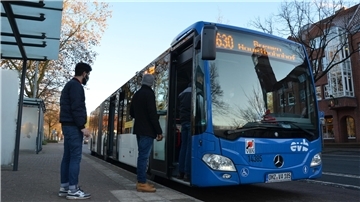 Fahrgäste warten am Zevener Busbahnhof auf den Einstieg in einen Bus der Linie 630. Der fährt bis nach Bremen.