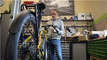 Fahrradhändler Frank Böschen aus Sellstedt sieht die neue Konkurrenz durch den ADAC gelassen. „Das gibt den Kunden doch ein Gefühl der Sicherheit, wenn sie zu längeren Touren aufbrechen“, sagt der 57-Jährige.