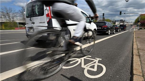 Fahrradspur neben einer Autostraße. Das Fahrradklima in Deutschland ändert sich nur langsam.