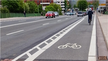 Fahrradstreifen mit Zwischenmarkierung zur Fahrbahn.