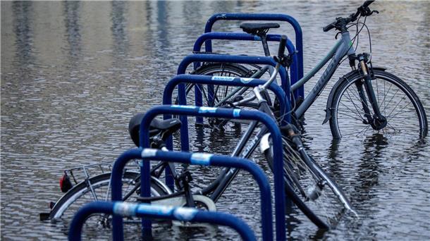 Großes Aufräumen nach Sturmflut mit Millionen-Schäden Fahrräder stehen an einer überfluteten Straßenkreuzung in der Nähe des Fischereihafens in Wismar im Wasser.