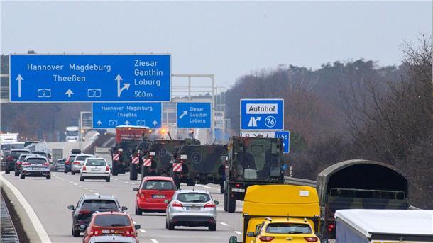 Nato-Übung: Militärkonvois fahren durch mehrere Bundesländer Fahrzeuge der Bundeswehr rollen im dichten Verkehr über die Autobahn A2.