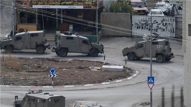 Palästinenser melden zehn Tote im Westjordanland Fahrzeuge des israelischen Militärs in Nur Shams. Hier haben israelische Soldaten eine Razzia durchgeführt.