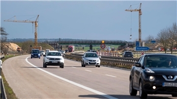Fahrzeuge fahren auf der Autobahn 19 südlich von Rostock. (Archivbild)