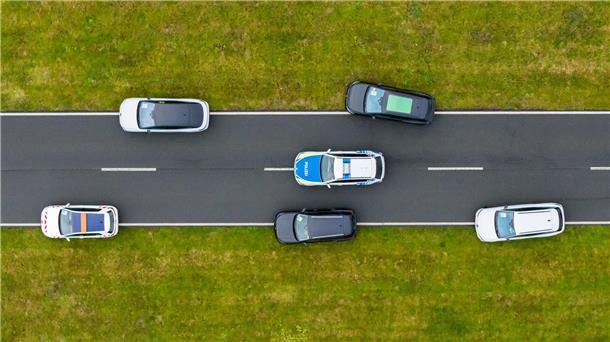 Neue Technik soll Einsatzkräfte auf Straßen besser schützen Fahrzeuge können sich dank „Car2x“-Technik untereinander verständigen.