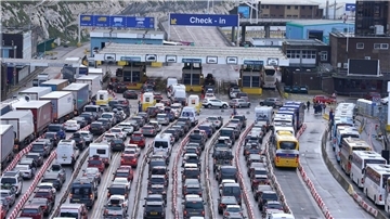 Fahrzeuge stauen sich im Hafen von Dover in Kent zu Beginn der Osterferien.