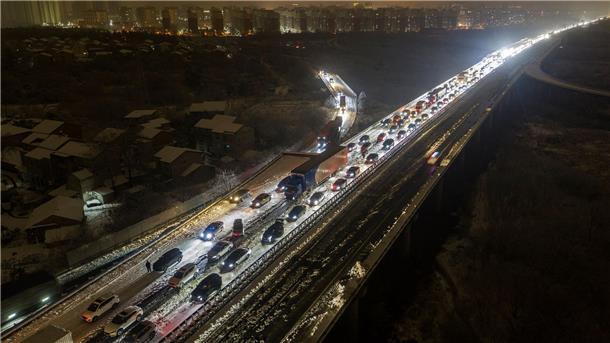 Fahrzeuge stecken auf einer Schnellstraße am Stadtrand von Wuhan fest: In Zentral- und Ostchina fiel viel Schnee.