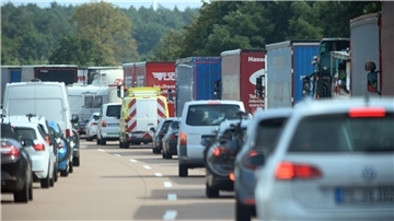Fahrzeuge stehen auf der Autobahn A2 wegen eines Verkehrsunfalls im Stau und haben eine Rettungsgasse gebildet.