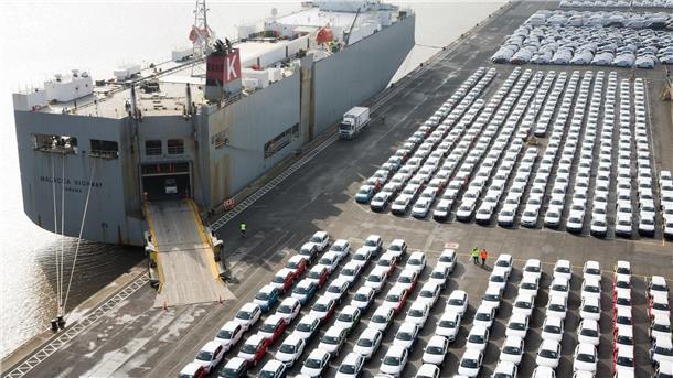 Warnstreik der Hafenarbeiter in Emden Fahrzeuge stehen im Hafen von Emden zur Verschiffung bereit.