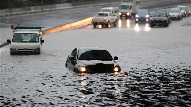Mindestens drei Tote nach Rekordregen in Auckland Fahrzeuge stehen im Hochwasser einer überschwemmten Straße im neuseeländischen Auckland.