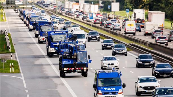Fahrzeuge verschiedener bayerischer Ortsverbände des THW fahren mit Materialien zum Brückenbau über die Autobahn 8 in Richtung Slowenien.
