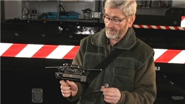 Falkner Meyer mit einem Teil der Ausrüstung, darunter u. a. das Telemetriegerät zum Orten der Beizvögel.