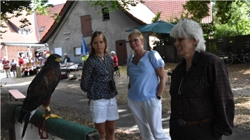 Falknerin Christina Krummel (rechts) war mit ihrer Herreshawk-Dame Swamie ein Besuchermagnet beim Sommerfest.