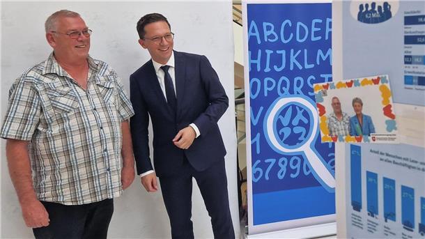 Hunderttausende Menschen in Niedersachsen sind Analphabeten Falko Mohrs (r), Wissenschaftsminister von Niedersachsen, und der Betroffene Uwe Boldt positionieren sich vor einer Fotobox, die anlässlich des bevorstehenden Weltalphabetisierungstages im Landtag aufgestellt wurde.