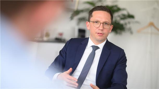 Minister: Kultur noch nicht voll zurück im Normalbetrieb Falko Mohrs (SPD), niedersächsischer Minister für Wissenschaft und Kultur, spricht bei einem dpa-Interview in seinem Büro im Wissenschaftsministerium.