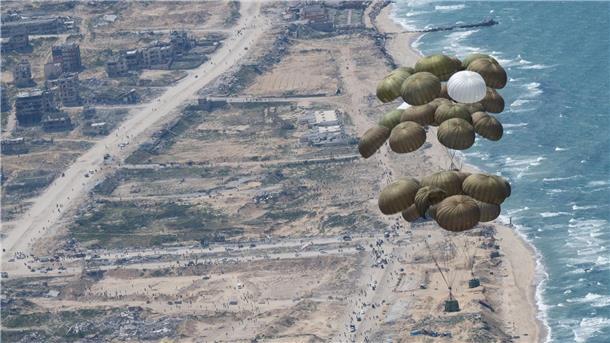 Bundeswehr setzt anderes Flugzeug für Gaza-Hilfsflüge ein Fallschirme mit Lebensmitteln schweben nach dem Abwurf aus einer Transportmaschine der Luftwaffe über dem Gazastreifen.