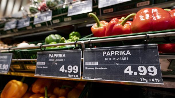 Preisschilder in einem Supermarkt