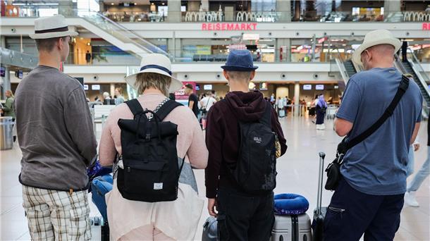Die beliebtesten Reiseziele der Deutschen im Jahr 2022 Familie am Flughafen Hamburg: Die Menschen fahren wieder häufiger ins Ausland und nutzen dafür auch eher wieder das Flugzeug, das in der Pandemie gemieden worden war.