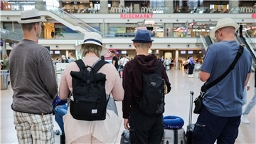 Familie am Flughafen Hamburg: Die Menschen fahren wieder häufiger ins Ausland und nutzen dafür auch eher wieder das Flugzeug, das in der Pandemie gemieden worden war.