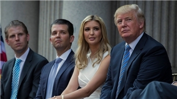 Familie auf der Anklagebank: Neben Donald Trump richtet sich die Klage der New Yorker Generalstaatsanwältin auch gegen seine Kinder Eric, Donald Jr. und Ivanka (von links nach rechts).