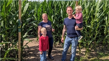 Familie Gründler verbrachte einen unterhaltsamen Nachmittag im Maislabyrinth Bramstedt. Vater Florian mit Paul und Mutter Jessica mit Theo haben viel Spaß gehabt: