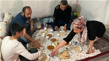 Familie Kaplan begeht das erste Fastenbrechen in ihrem Zelt in Adiyaman.
