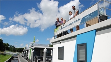 Familie Koller aus Hagen fühlt sich wohl auf dem Hausboot am Beerster See. Gemeinsam mit Hans-Joachim Frost (links), Geschäftsführer der Marina Am See, genießen die vier Gäste aus Nordrhein-Westfalen den Ausblick vom Sonnendeck.