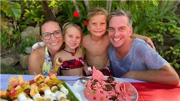 Familie Meyer feiert im Paradies in der Südsee den vierten Geburtstag von Charlie. Aufgrund des ausbleibenden Tourismus auf Rarotonga hat die Familie viel Zeit füreinander.