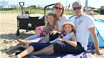 Familie Reuter hat es sich im Weserstrandbad gemütlich gemacht. Die Eltern Martina und Michael freuen sich auf die Einlaufparade, die Kinder Fenja (8) und Malea (5) auf den Spielplatz und das „matschen“.