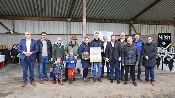 Familie Schröder aus Glinstedt konnte kürzlich im feierlichen Rahmen ihr Ehrenschild des niedersächsischen Milchlandpreises in Empfang nehmen. 