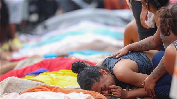 Lula: Organisiertes Verbrechen darf nicht Familien zerstören Familien trauern um ihre bei dem Einsatz getöteten Angehörigen.