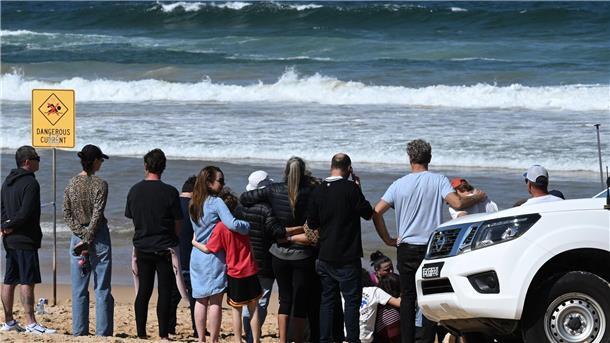 Surfer stirbt nach Hai-Attacke in Sydney - Strände gesperrt Familienangehörige und Freunde trauerten am Strand um das Opfer.