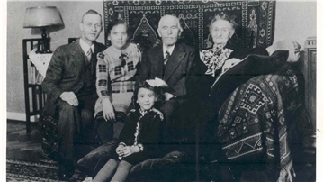 Familienfoto: Erich und Maria Kleeberg mit Tochter Ruth und Großeltern Frieda und Hermann Kleeberg, aufgenommen 1940 zur Einschulung von Ruth.