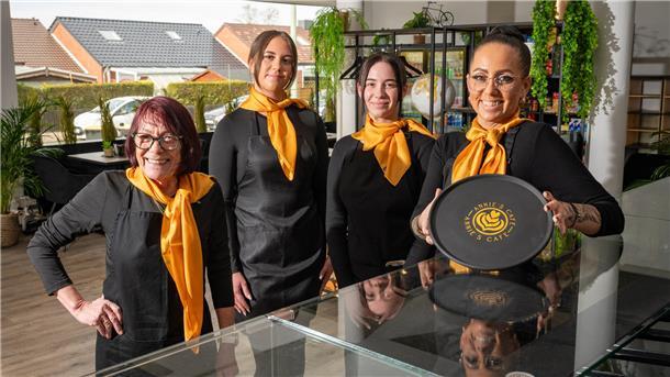 Familienfrauenpower: Anja Brantzen (rechts) eröffnet „Annie’s Café“ im Vieländer Weg mit (von links) Mutter Josefine Brantzen und den Töchtern Lina Laura Burdorf und Emily Burdorf.